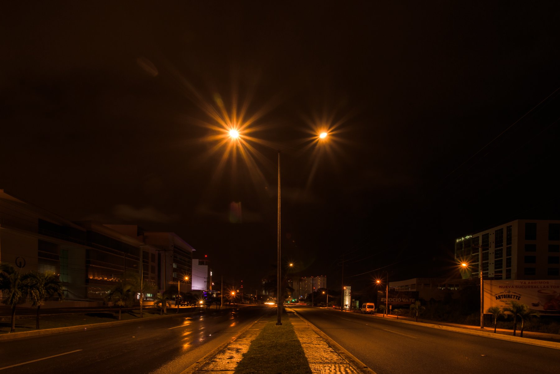 Av. Tulum antes — luminarias HID