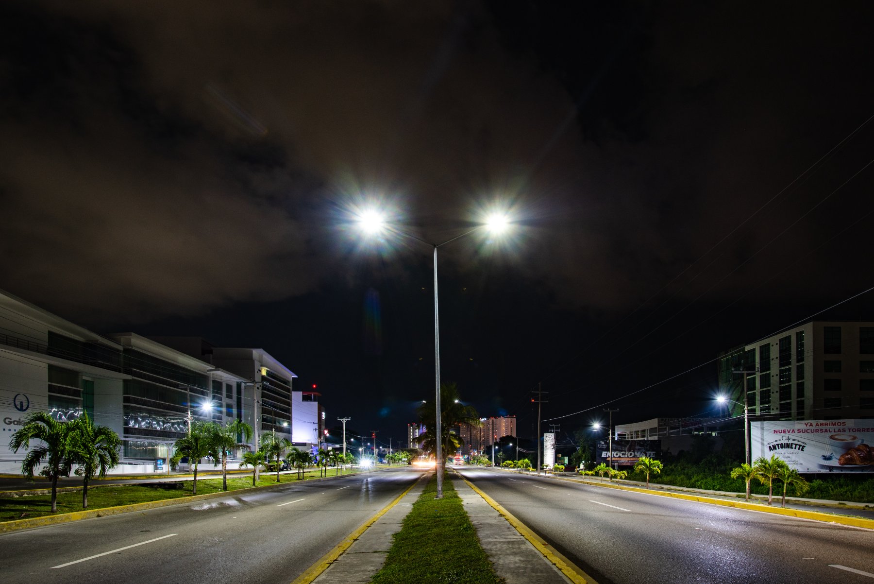 Av. Tulum después — luminarias LED
